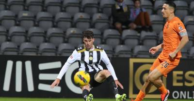 O jogador do Nacional, Adrián Butzke, disputa a bola com o jogador do Boavista, Rodrigo Abascal.