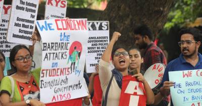 Membros de associações estudantis na Índia solidários com reivindicações dos colegas do Bangladesh.