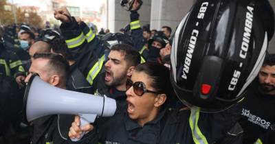 Bombeiros sapadores manifestam-se durante a marcha entre a avenida de Roma e o Campus XXI onde decorre a reunião entre o governo e os sindicatos representativos dos bombeiros para continuação da discusão da revisão da carreira de bombeiros sapadores. Lisboa, 3 de dezembro de 2024.