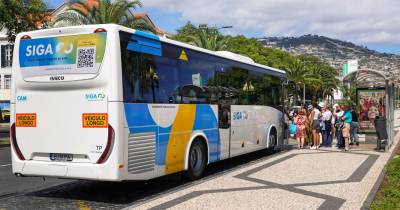 Os autocarros passam “cheios” e deixam os estudantes e trabalhadores pelo caminho”