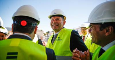 O primeiro-ministro, Luis Montenegro, durante uma visita às obras de construção de habitação pelo Plano de Recuperação e Resiliência (PRR), Alcanena.