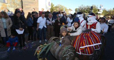 9 trupes e cerca de 700 participantes aninam cortejo de carnaval no Caniço