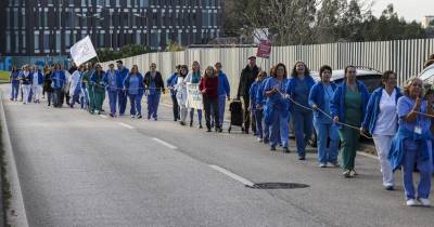 Trabalhadores da Unidade Local de Saúde (ULS) de Coimbra durante o cordão humano entre o Hospital Pediátrico e os Hospitais da Universidade de Coimbra (HUC) em protesto.