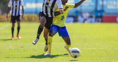 O jogador do Arouca Chico Lamba (D) disputa a bola com Nigel Thomas jogador do Nacional durante o jogo da Primeira Liga de Futebol, no estádio Municipal de Arouca, 25 de agosto de 2024. JOSÉ COELHO/LUSA