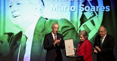 O Presidente da República, Marcelo Rebelo de Sousa, condecora Isabel Soares e João Soares, durante a cerimónia comemorativa do centenário do nascimento de Mário Soares na Fundação Calouste Gulbenkian em Lisboa.