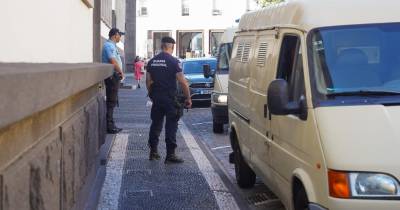 Neste momento, na sala de audiência do piso 1 do edifico 2000, presta depoimento um inspetor da Judiciária envolvido na investigação.