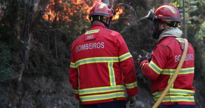 O pedido de um novo reforço de meios operacionais para combater o incêndio foi anunciado hoje de manhã .