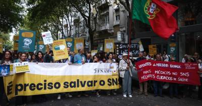 Médicos de todo o país protestam em frente ao Ministério da Saúde por melhores salários