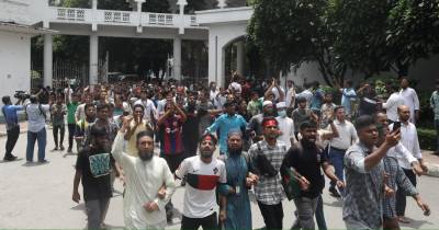 Obaidul Hassan foi intimado a demitir-se por manifestantes que se reuniram em frente ao edifício da mais alta autoridade judicial do país, em Daca.