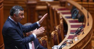 O ministro da Educação, Ciência e Inovação, Fernando Alexandre, durante o debate sobre política setorial Assembleia da República em Lisboa.