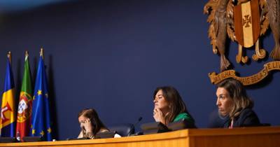 Tensão no final da sessão plenária com gritaria à mistura.