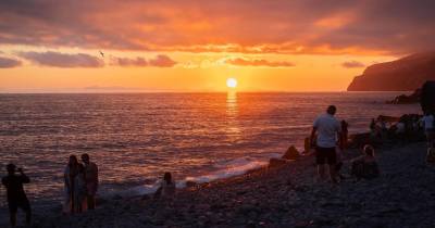 Ambiente relaxante na praia da Ponta do Sol (com fotos)