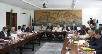 A ministra do Trabalho, Solidariedade e Segurança Social, Maria do Rosário Ramalho (C), e o ministro da Economia, Pedro Reis (C-E), presidem à reunião da Concertação Social no Conselho Económico e Social (CES), em Lisboa.