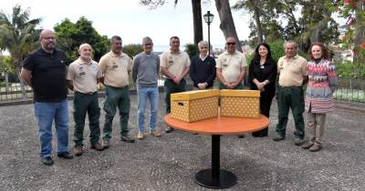 A equipa de Vigilantes da Natureza que vai passar o Natal nas ilhas Desertas e a equipa que está destacada para passar esta época festiva e o Fim de Ano nas ilhas Selvagens receberam o cabaz de Natal.