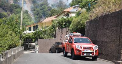 Incêndio no Curral das Freiras está a ser combatido pelos bombeiros por via terrestre e aérea