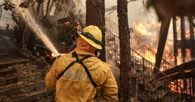 epa11813733 A firefighter battles the flames of the Palisades wildfire in the Pacific Palisades neighborhood of Los Angeles, California, USA, 08 January 2025. According to data from California Department of Forestry and Fire Protection, CAL FIRE, multiple wildfires are burning across thousands of acres and forced tens of thousands of evacuations in the Los Angeles area. EPA/ALLISON DINNER