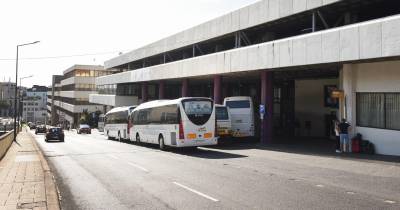 A criança perdeu os sentidos na paragem de autocarros junto ao edifício 2000.