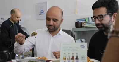 O cabeça de lista do PAN Pedro Fidalgo Marques confeciona um prato vegetariano numa ação de campanha para as eleições europeias.