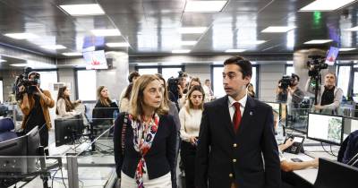 A ministra da Saúde, Ana Paula Martins, com o presidente do Instituto Nacional de Emergência Médica (INEM), Sérgio Janeiro, durante uma visita ao INEM, em Lisboa.