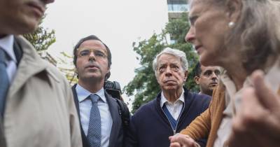 Ricardo Espírito Santo (C-R), former chairman of the Espírito Santo Group (GES), arrives with his lawyer, Francisco Proença de Carvalho (C-L), for the trial in the BES/GES case at the Campus de Justiça in Lisbon, Portugal, 15 October 2024. The case has 30 defendants (23 people and seven companies), for a total of 361 offences. The most notorious defendant in this case is the former chairman of the Espírito Santo Group (GES) Ricardo Salgado, accused of 65 offences, including criminal association (one), qualified fraud (29), active corruption (12), money laundering (seven), document forgery (nine), infidelity (five) and market manipulation (two). ANDRÉ KOSTERS/LUSA