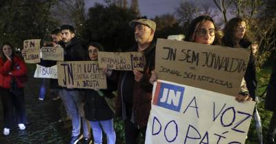 Trabalhadores do Jornal de Notícias em manifestação junto à na Fundação Calouste Gulbenkian onde decorreu a cerimónia do lançamento do livro Portugal Amordaçado, de Mário Soares, em 7 de dezembro último.