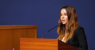 Mónica Freitas recordou “a resiliência e o orgulho” pelos madeirenses e pela Região na luta pela democracia, considerando que o caminho não tem sido fácil.