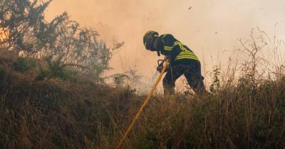 Quatro bombeiros decidiram manifestar-se para receber os pagamentos em atraso.