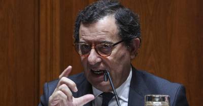 O ministro-adjunto e da Coesão Territorial, Manuel Castro Almeida, fala perante a Comissão de Orçamento, Finanças e Administração Pública, na Assembleia da República.