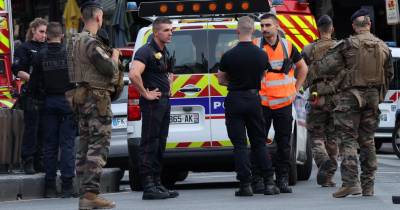 Polícia ferido em ataque com faca nos Campos Elísios em Paris