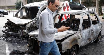 Viaturas incendiadas ontem de madrugada no Bairro de Benfica.