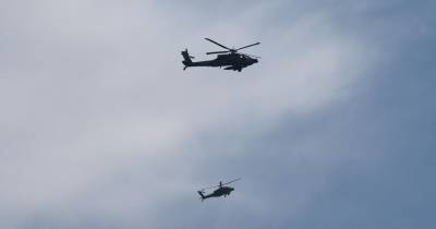 Helicópteros Apache israelitas voam sobre Miilya, no norte de Israel.