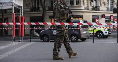 Autoridades afastam hipótese de terrorismo no embate de viatura contra esplanada em Paris