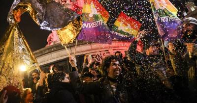 Na manifestação mais numerosa, na Place de la Republique em Paris, pelo menos mil pessoas, a maioria jovens ligados a movimentos de esquerda, acenderam foguetes e brindaram com champanhe.