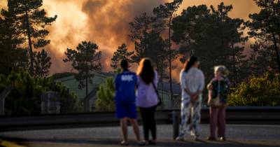 Populares observam nuvens do incêndio do Seixal vistas perto do paiol da NATO.