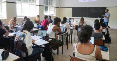 Depois de conhecidos os resultados da segunda reserva de recrutamento, em que foram colocados 2.500 professores, as escolas continuam à procura de professores para ocupar 2.228 horários.