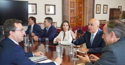 Deputados do PS recebidos pelo secretário regional das Finanças.