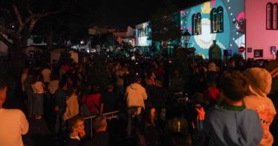 Uma projeção de ‘video mapping’ assinala o início das festividades natalícias em Santa Cruz.