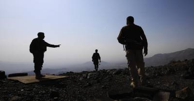Soldados Huthis fazem patrulha após ataque israelita.