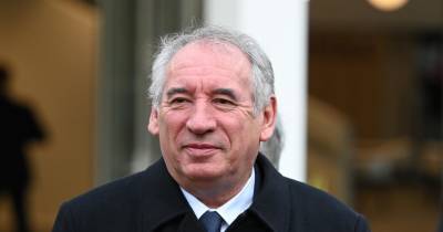 François Bayrou, de 73 anos e bem conhecido na política francesa há décadas, ficou “encarregue de formar um governo” segundo um comunicado de imprensa da Presidência.