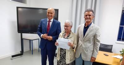 Entrega de diplomas e certificados de cursos de Educação e Formação de Adultos (EFA).