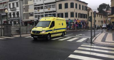 Ambulância dos Bombeiros Voluntários Madeirenses transportou a vítima para o hospital.