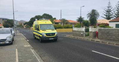 Ambulância dos Bombeiros Voluntários do Porto Santo transportou a vítima para o centro de saúde.