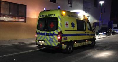 Ambulância da Cruz Vermelha Portuguesa transportou os jovens para o hospital.