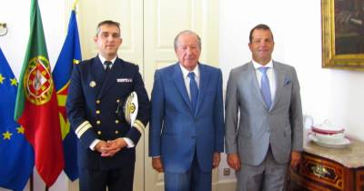 Comandante do ‘Beautemps-Beaupré’ e cônsul francês recebidos no Palácio de São Lourenço.