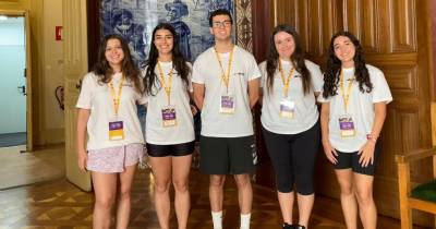 Os cinco estudantes madeirenses que participaram na Summer Medical School.