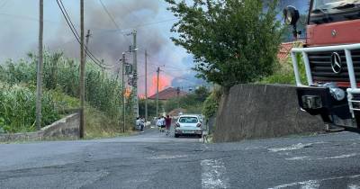 Serra de Água: Focos de incêndio próximos das moradias na Eira da Moura (com vídeos)