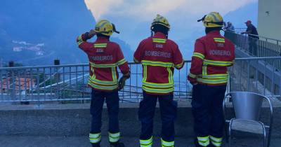 Esta manhã, a situação parece ter acalmado, havendo, contudo, alguma apreensão e receio de que o vento mude ou que o calor volte a dar força ao incêndio que retirou largas dezenas de pessoas das suas casas no dia de ontem.