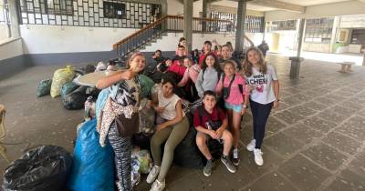 Alunos da Escola Gonçalves Zarco oferecem 631,54 quilos de tampinhas à Associação Sem Limites