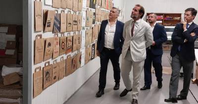 O presidente do Governo visitou uma empresa de produção de sacos de papel, em Santo António da Serra.
