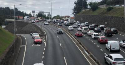 Acidente na via rápida congestiona trânsito junto à saída do Caminho do Pilar (com fotos)